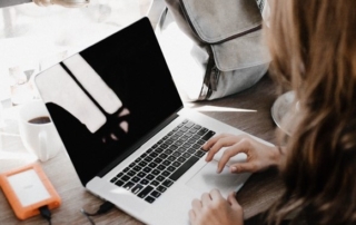 Immobiliensuche im Internet. Frau am Laptop