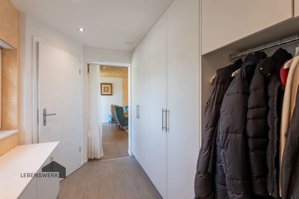 Grosszügiger Korridor mit Garderobe und Gäste WC im EG