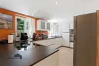 Moderne Küche mit viel Stauraum