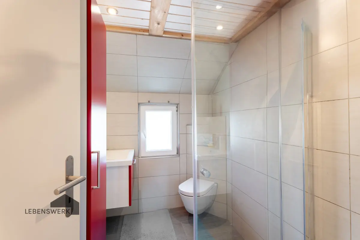 Bad mit Regendusche im Obergeschoss