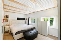 Elternschlafzimmer mit praktischen Einbauschränken OG
