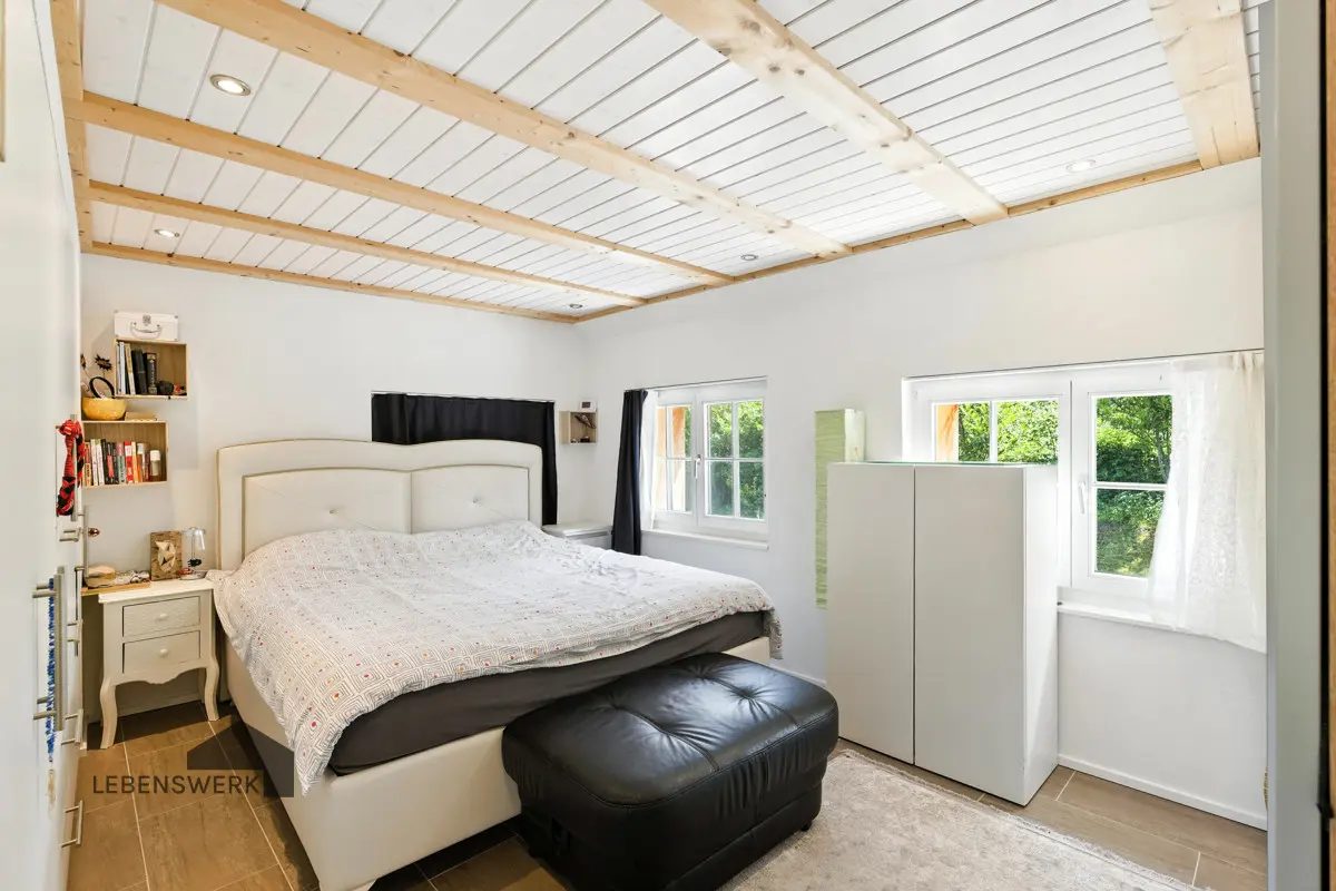 Elternschlafzimmer mit praktischen Einbauschränken OG