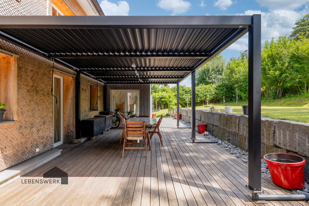 Südterrasse mit viel Platz für die ganze Familie