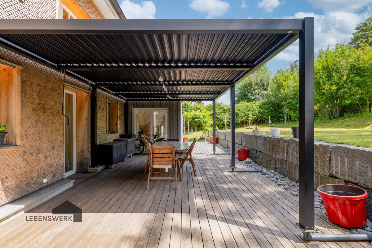 Südterrasse mit viel Platz für die ganze Familie