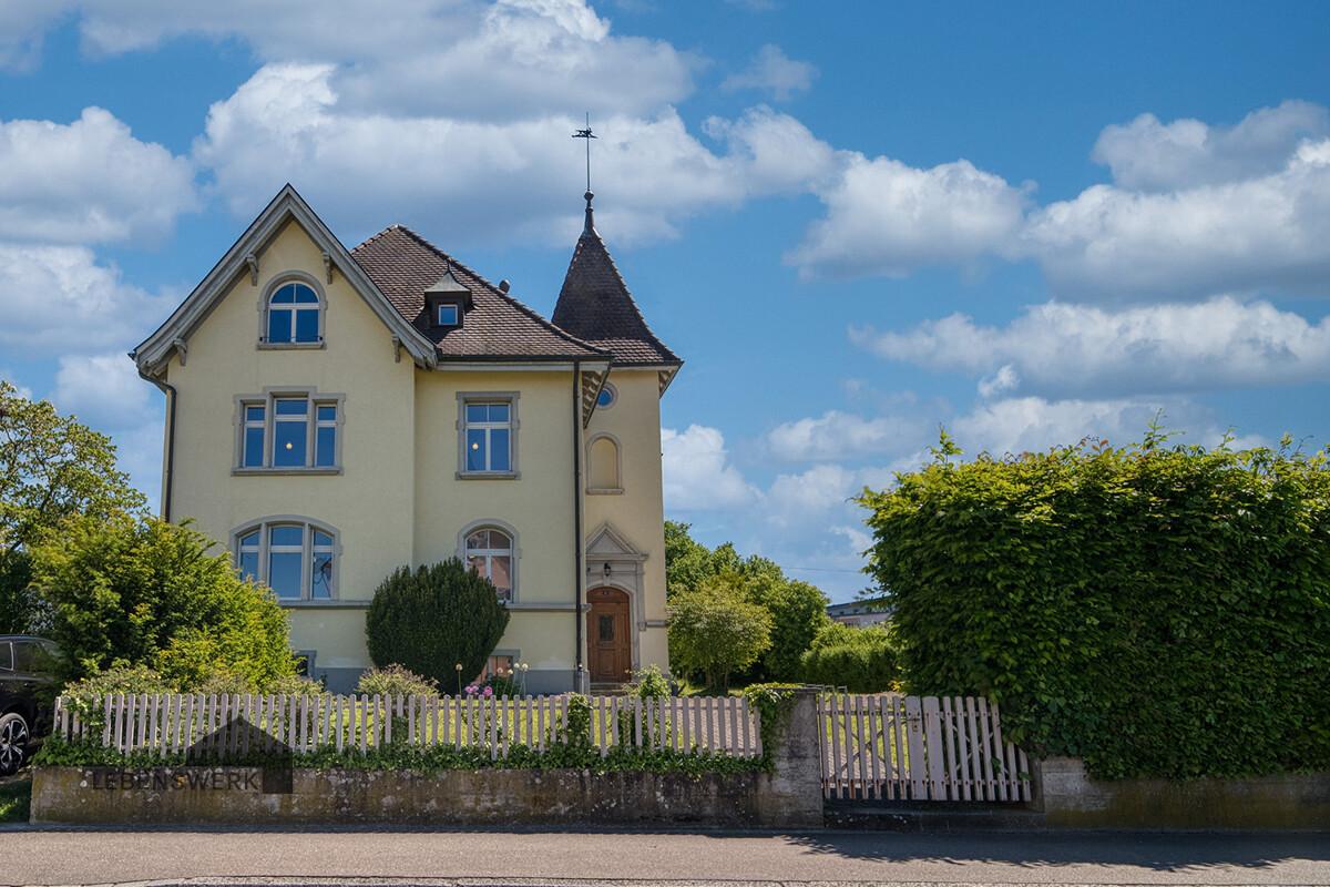 Die markante Jugendstilvilla mit ihrem charakteristischen Turm prägt das Ortsbild bis heute