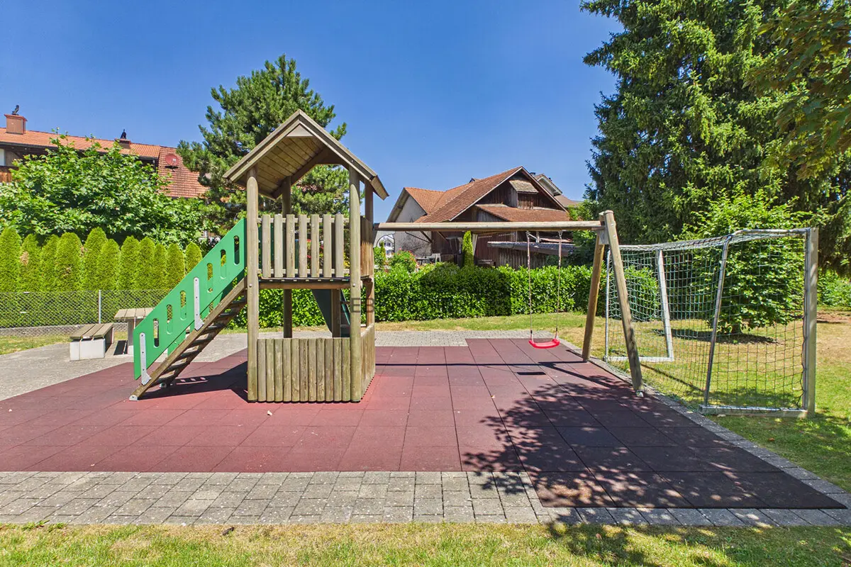 Spielplatz direkt in der Überbauung. Ideal für Familien