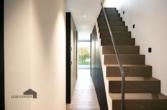 Ein stilvoller Treppenaufgang dezent mit eleganten Wandspots beleuchtet – ein Highlight auf dem Weg ins Obergeschoss - SEE YOU – in Deinem neuen Zuhause. Neue Maisonettewohnung in Mammern TG
