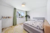 Helles Zimmer, flexibel als Schlaf-, Gäste- oder Arbeitszimmer nutzbar.