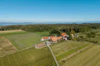 Eingebettet in Wiesen und Felder: der idyllische Weiler Lanzendorn aus der Vogelperspektive.