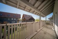 Gedeckter Balkon für entspannte Stunden im Freien.