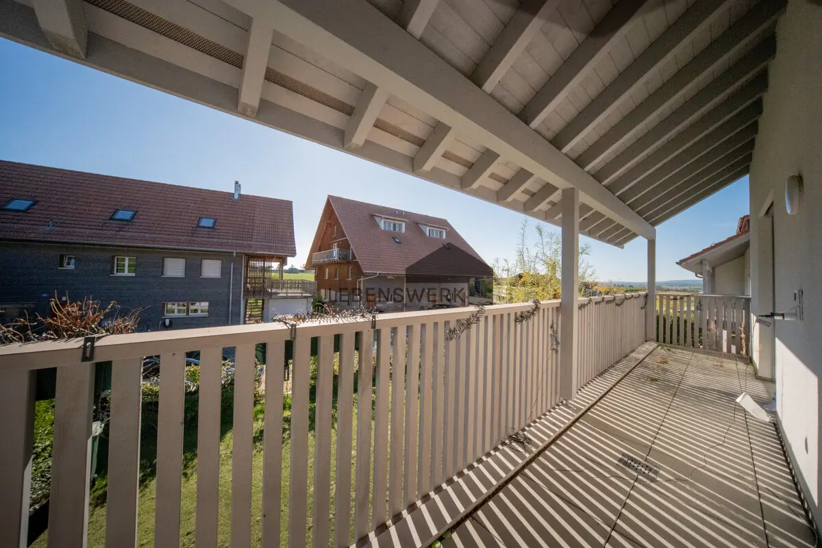 Gedeckter Balkon für entspannte Stunden im Freien.
