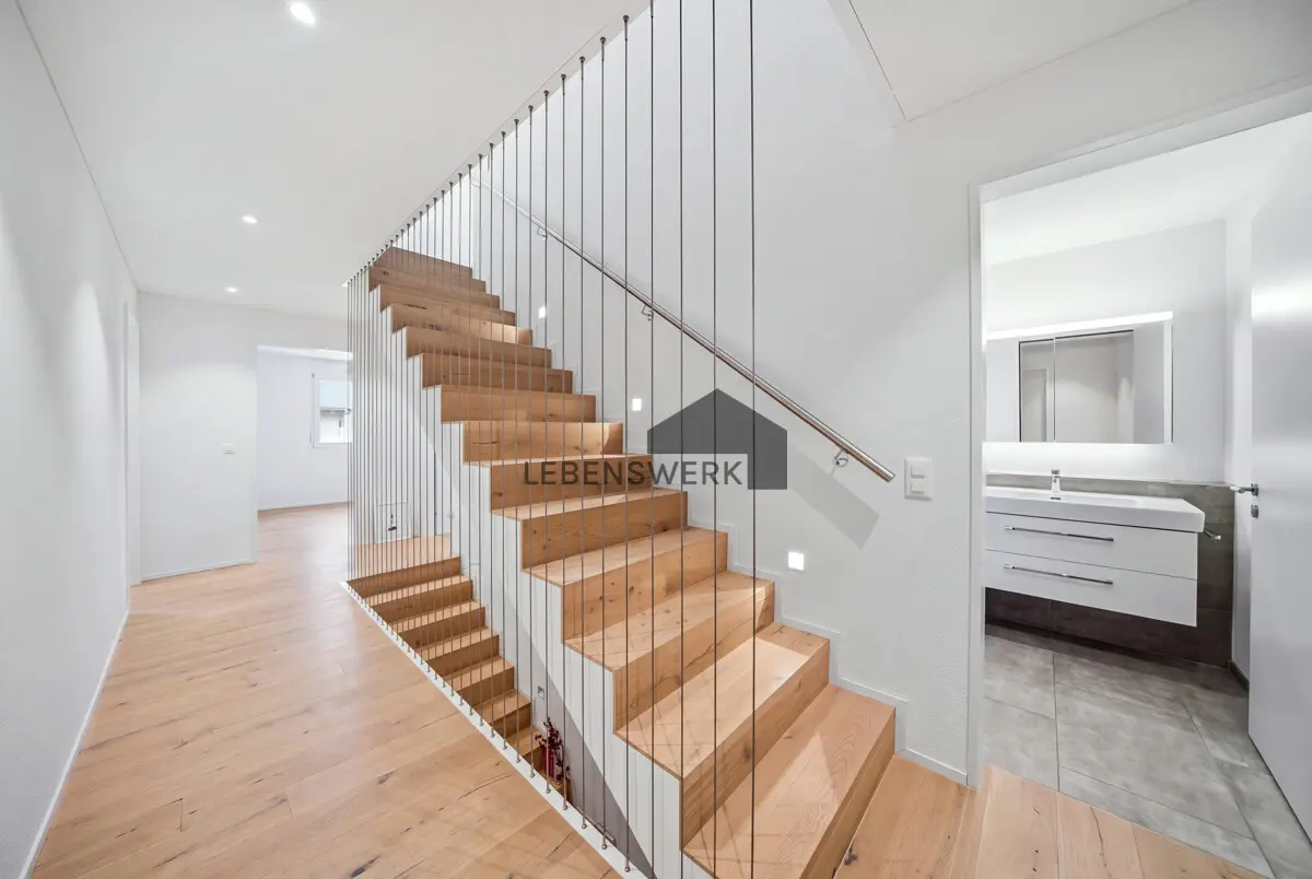 Moderne Holztreppe mit filigranem Geländer.