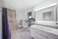 Modernes Duschbad mit direktem Zugang zum Balkon.