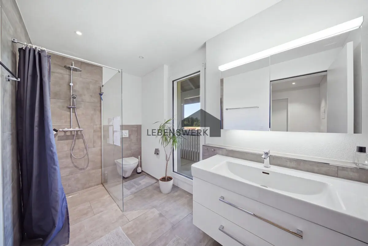 Modernes Duschbad mit direktem Zugang zum Balkon.