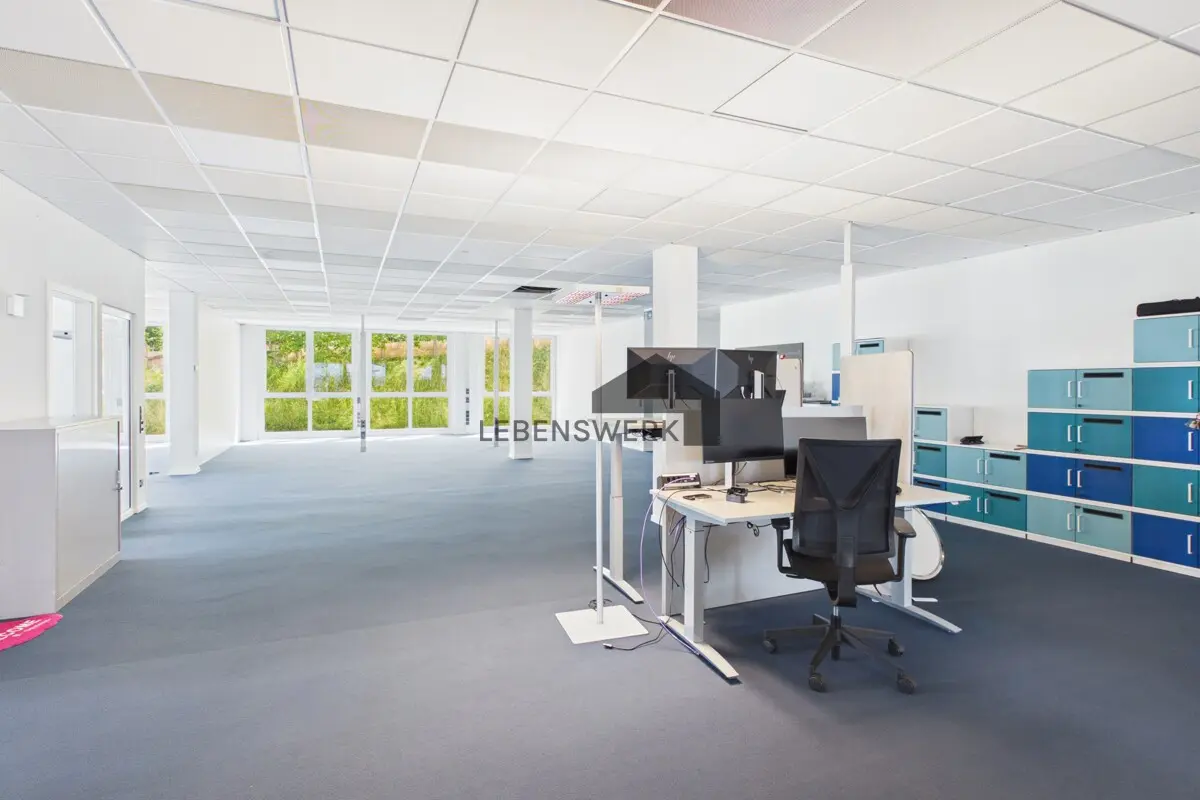 Grosszügige Open-Space-Bürofläche mit flexibler Raumgestaltung