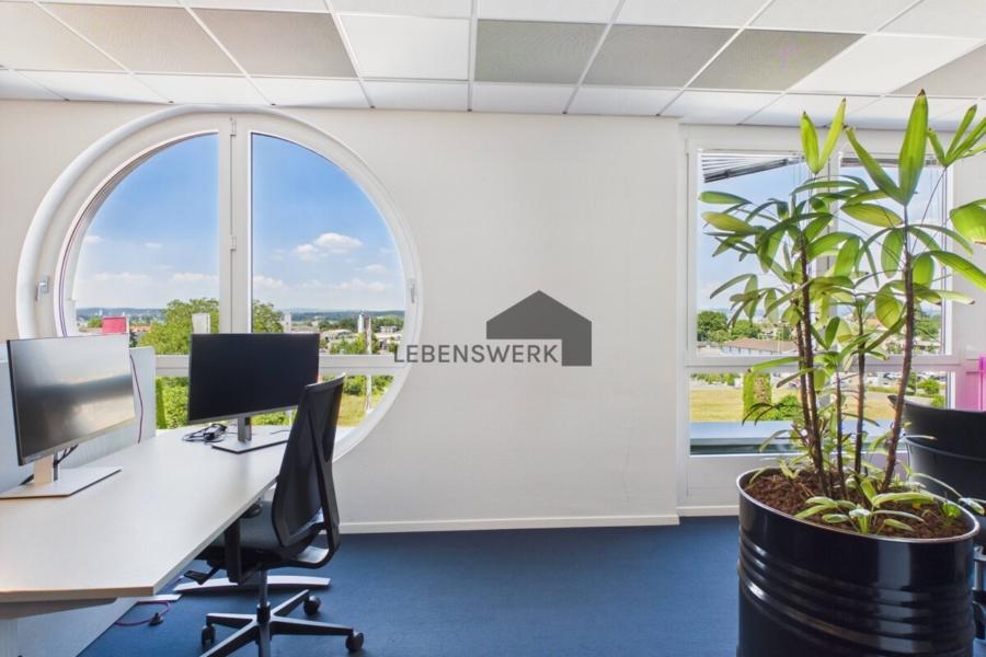 Arbeitsplatz mit markantem Rundfenster und Weitblick