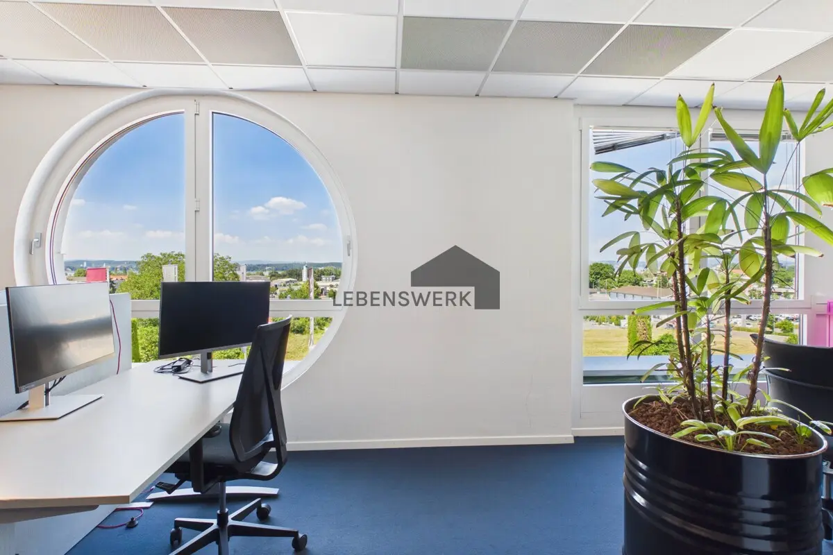 Arbeitsplatz mit markantem Rundfenster und Weitblick
