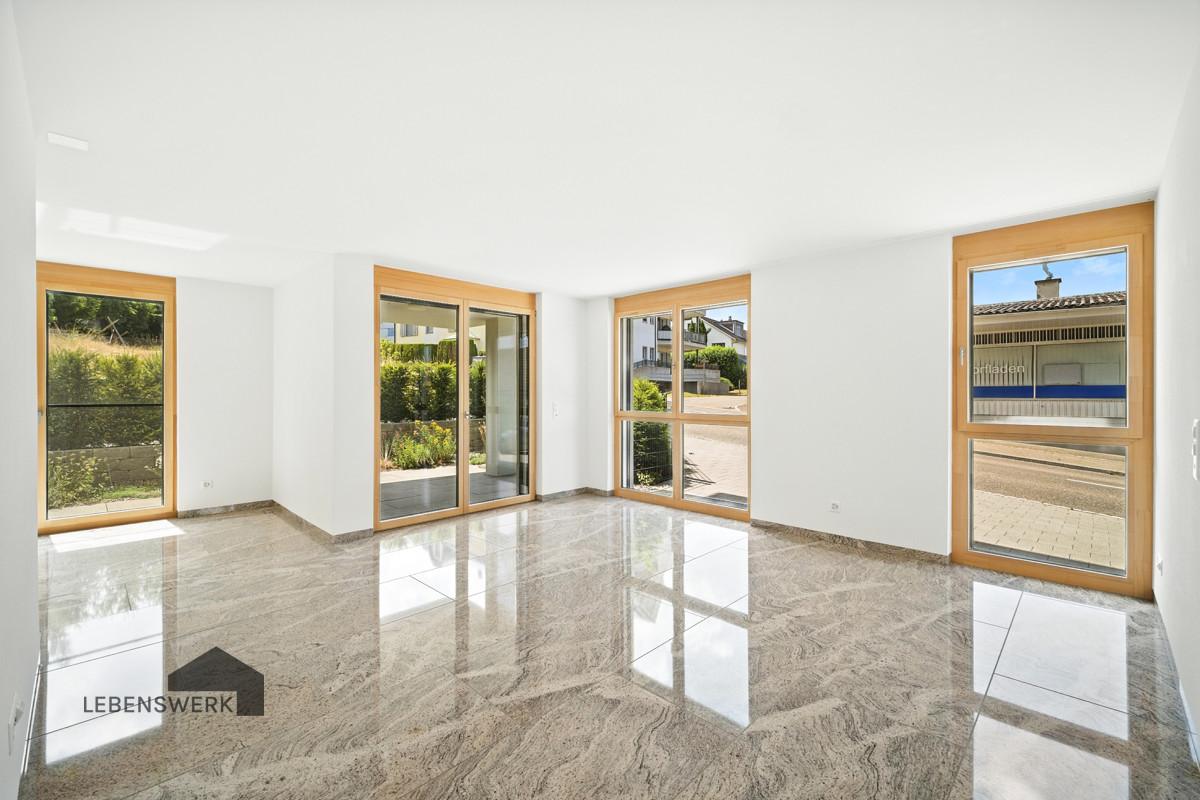 Heller Wohnbereich mit Terrassenzugang