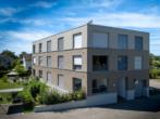 Aussenansicht vom neuwertigen Mehrfamilienhaus - Hereinspaziert – hier beginnt Ihr neuer Wohntraum