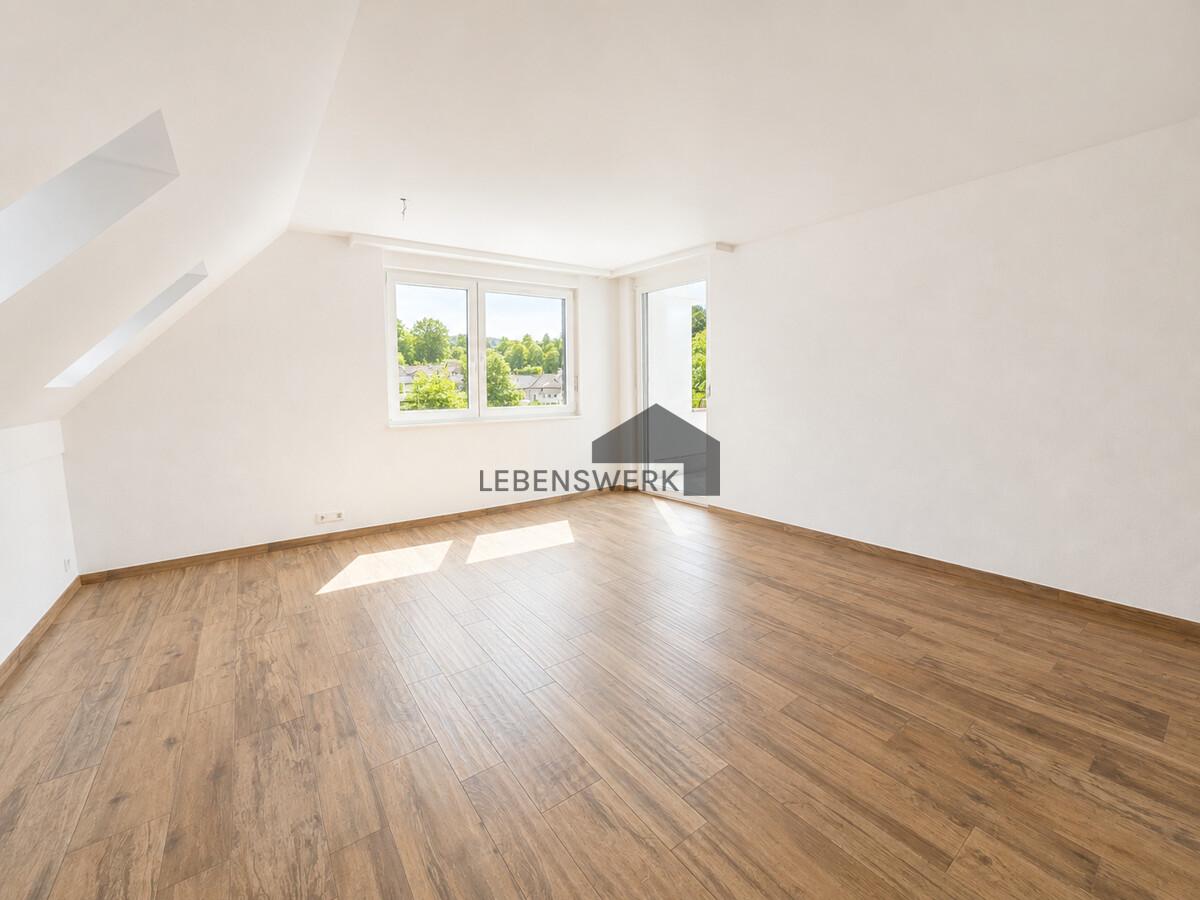 Geräumiges Schlafzimmer mit En Suit Bad
