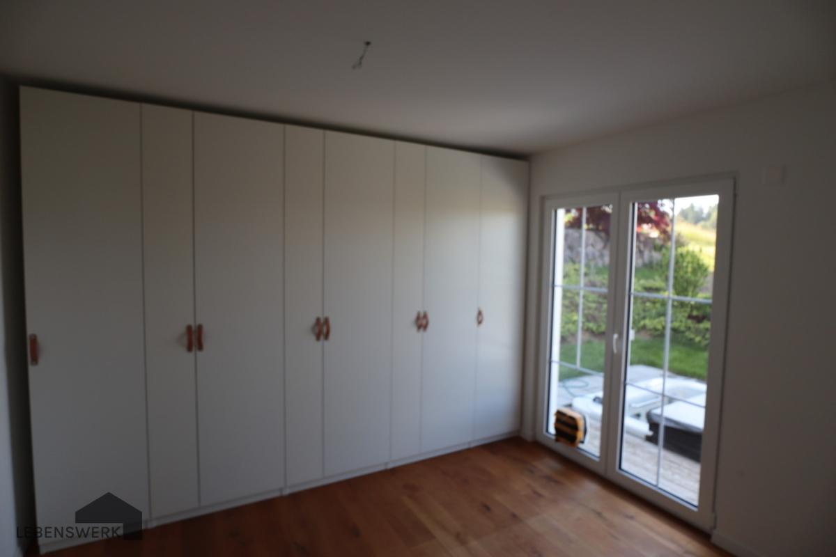 Hauswirtschaftsraum mit neuen Schränken und direkten Zugang auf die Terrasse - Erdgeschoss