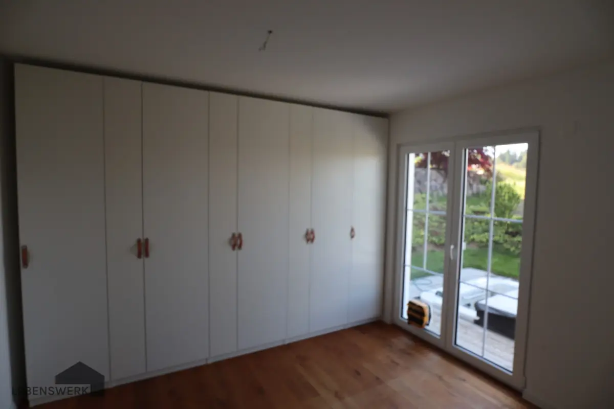 Hauswirtschaftsraum mit neuen Schränken und direkten Zugang auf die Terrasse - Erdgeschoss
