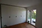Hauswirtschaftsraum mit neuen Schränken und direkten Zugang auf die Terrasse - Erdgeschoss - Modernes Mietshaus am Seerücken