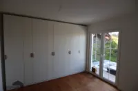 Hauswirtschaftsraum mit neuen Schränken und direkten Zugang auf die Terrasse - Erdgeschoss