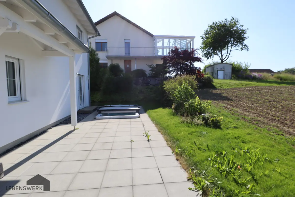 Nord - West Terrasse mit grossen Whirlpool