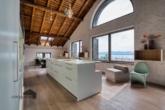 Die elegante Küche mit hochwertigen Einbaugeräten und einem modernen Abluftsystem wird schnell zum Lieblingsplatz für Hobbyköche - ANLEGEN, ANKOMMEN UND BLEIBEN. Exklusive Loftwohnung im Kornhaus – Romanshorn TG