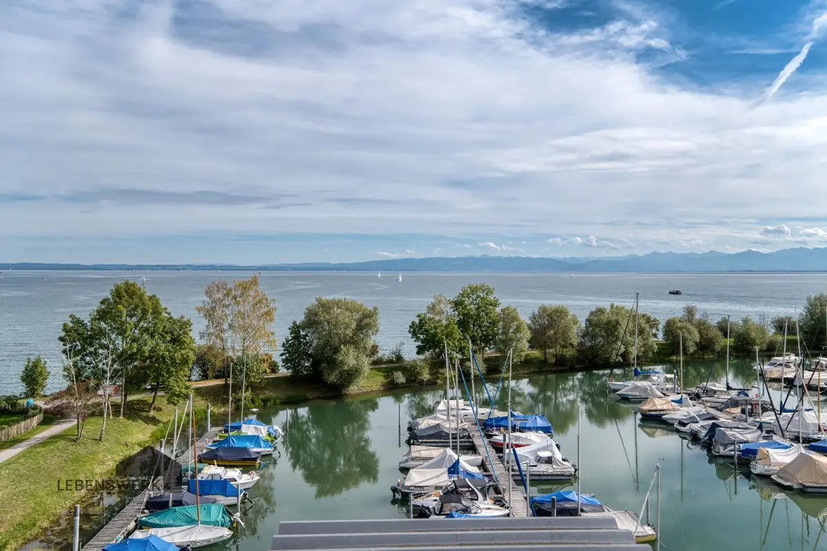 Schon beim Aufwachen geniessen Sie den Blick auf den Yachthafen – maritimes Flair und ein Hauch von Feriengefühl inklusive