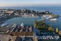Das Kornhaus am Hafen Romanshorn, ein geschichtsträchtiges Bauwerk mit imposanter Präsenz