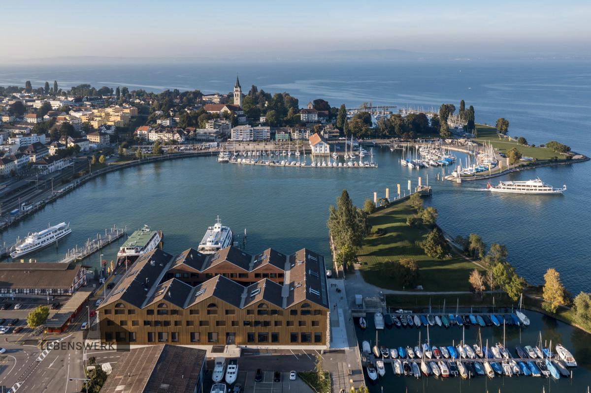 Das Kornhaus am Hafen Romanshorn, ein geschichtsträchtiges Bauwerk mit imposanter Präsenz