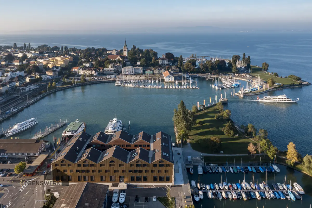 Das Kornhaus am Hafen Romanshorn, ein geschichtsträchtiges Bauwerk mit imposanter Präsenz