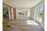 Offener und lichtdurchfluteter Essbereich mit Küche - Wohnen am Sonnenhang – Stilvolles Haus mit Parkgrundstück und Bodenseeblick