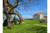 Südwest- Ansicht mit märchenhaftem Baumhaus - Wohnen am Sonnenhang – Stilvolles Haus mit Parkgrundstück und Bodenseeblick