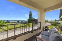 Sonniger, gedeckter Balkon mit schönem Ausblick ins Grüne und auf den Bodensee.