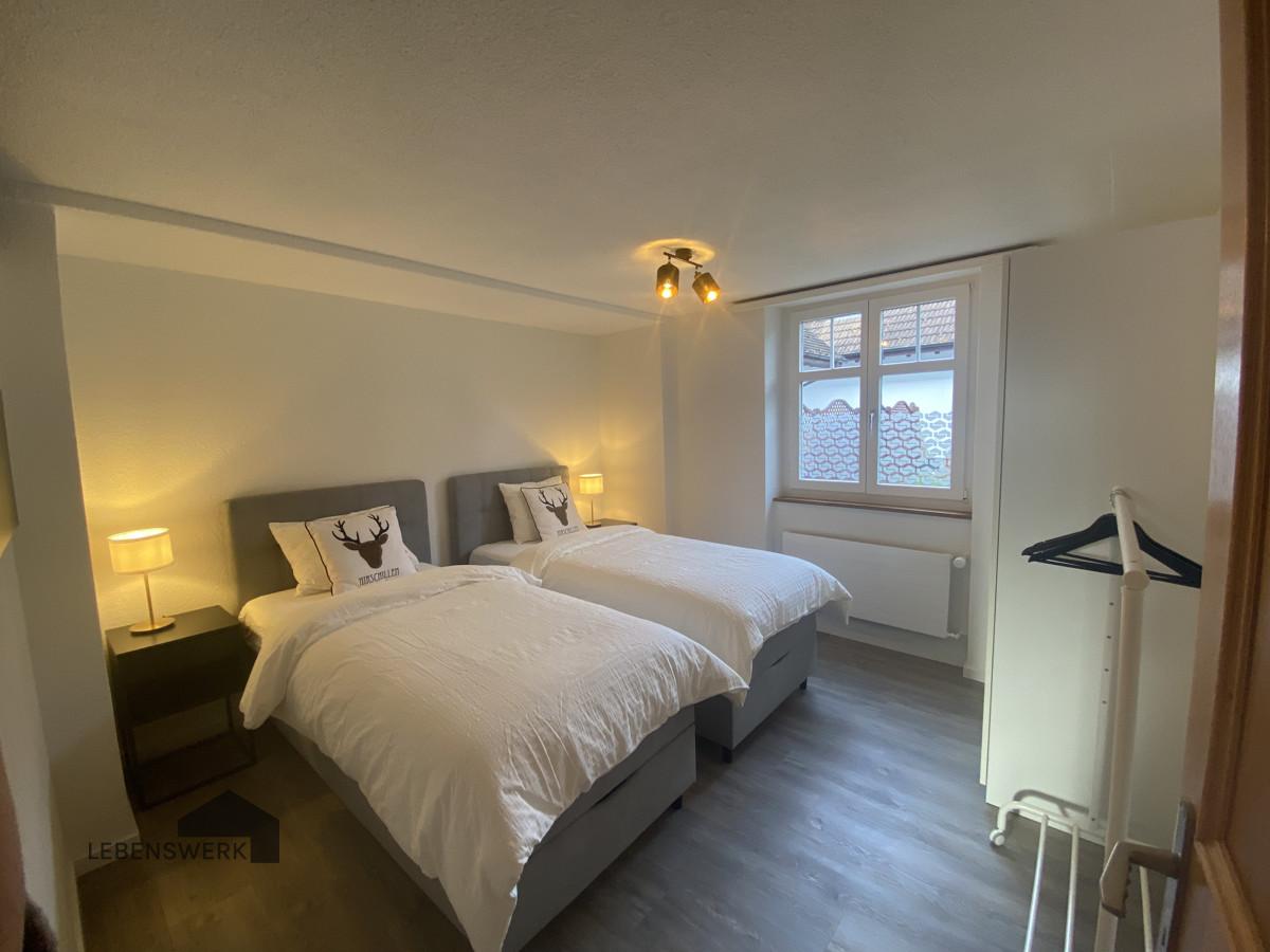 Schlafzimmer mit Kleiderschrank und Kleidergaderobe