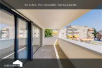 Sonniger und gedeckter Balkon