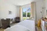 Arbeits- oder Schlafzimmer mit direkten Zugang in den Garten - Erdgeschoss - Helles Einfamilienhaus mit Alpenpanorama – Niederneunforn TG