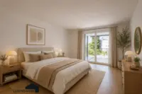 Helles Schlafzimmer mit direktem Balkonzugang – ein stilvoller Rückzugsort zum Wohlfühlen.