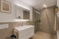 Modernes Badezimmer mit grosszügiger Walk-in-Dusche – stilvoll, hochwertig und zeitlos gestaltet.