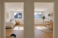 Raum für neue Möglichkeiten – die grosszügige Fläche bietet Potenzial für eine Teilung in zwei separate Zimmer.)