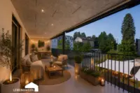 Stimmungsvolle Abendstunden auf dem grosszügigen Balkon – ein besonderer Rückzugsort zum Entspannen und Geniessen.