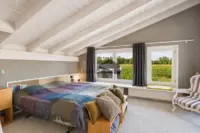 Grosszügiges Schlafzimmer mit besonderem Raumgefühl.