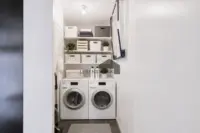 Der separate Hauswirtschaftsbereich bietet Platz für Waschmaschine, Trockner und zusätzlichen Stauraum.