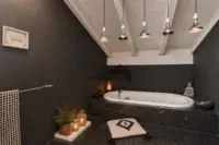 Entspannung pur – die Whirlpool-Badewanne schafft eine private Wellnessoase mit besonderem Spa-Ambiente.