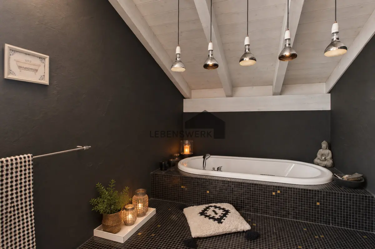 Entspannung pur – die Whirlpool-Badewanne schafft eine private Wellnessoase mit besonderem Spa-Ambiente.