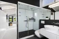 Modernes Masterbad mit grosszügiger Dampf-Dusche.
