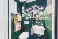 Separates Gäste-WC mit Tageslicht und individuellem Charakter.